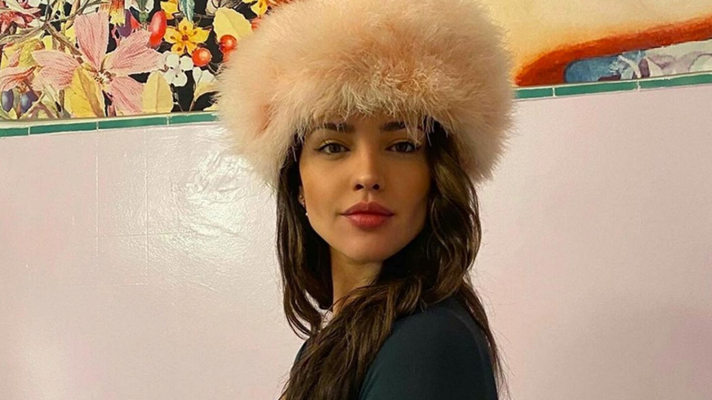 Eiza González cae al piso mientras paseaba