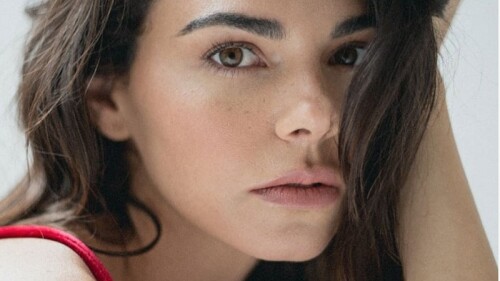 Livia Brito se quita el brasier en la playa y se deja fotografiar de frente