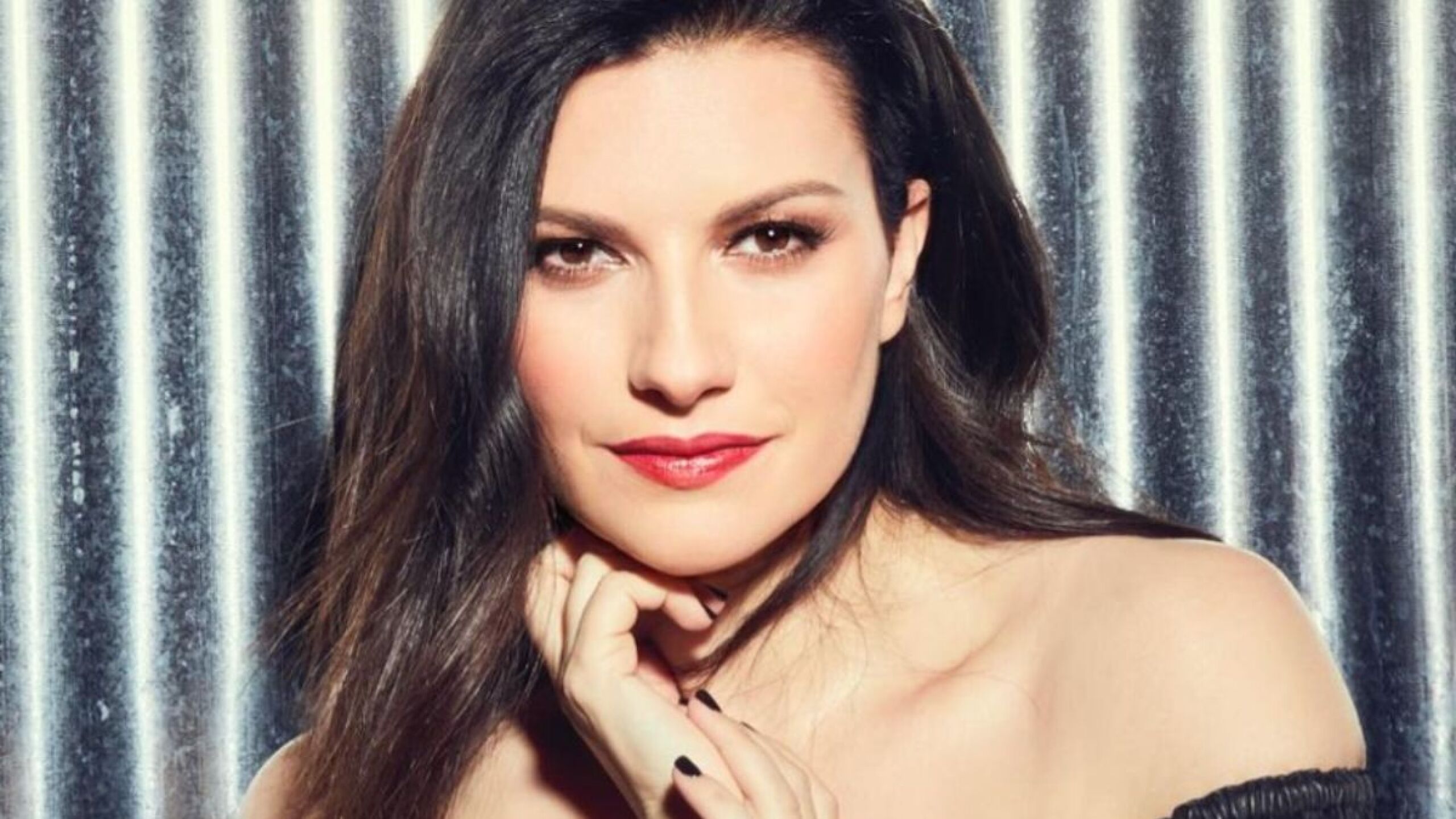 Laura Pausini sufre tremendo accidente en pleno concierto