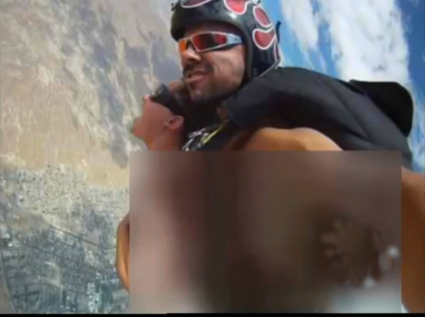 Alex Torres (alias Voodoo), es un actor porno que los fines de semana trabaja como instructor de paracaidismo. Foto: Internet