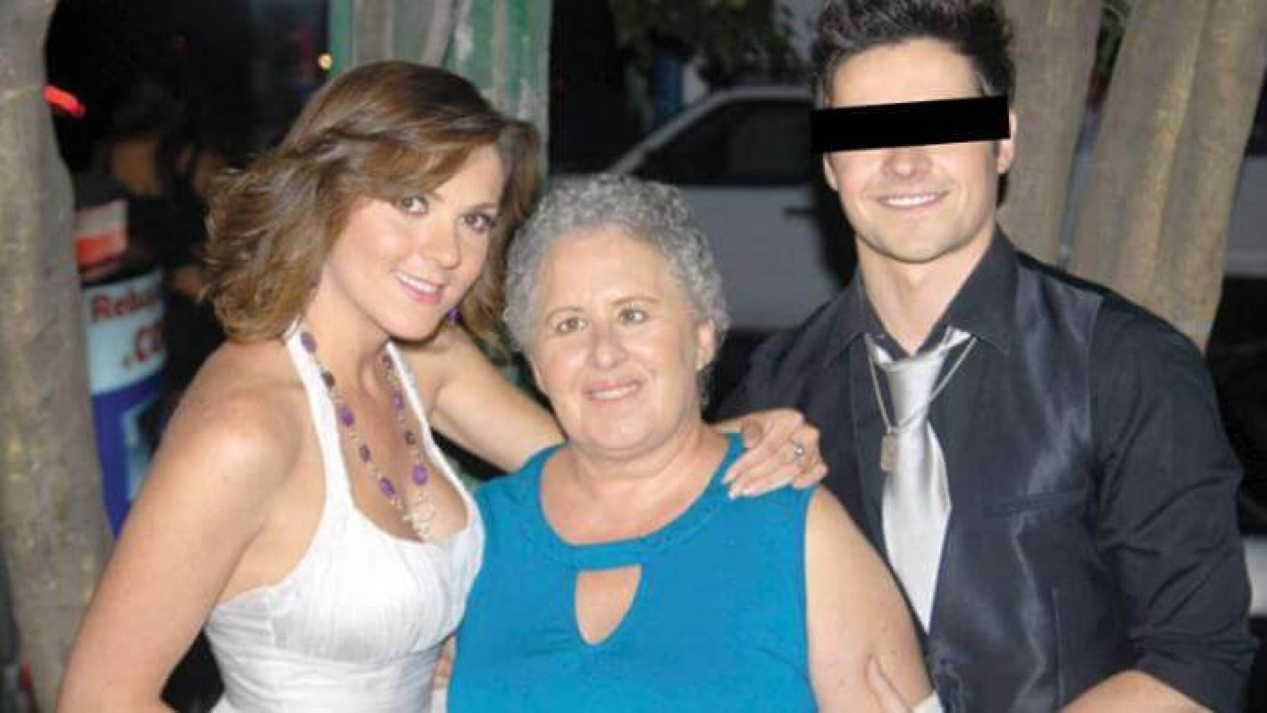 Zoraida y Eleazar con su mamá.