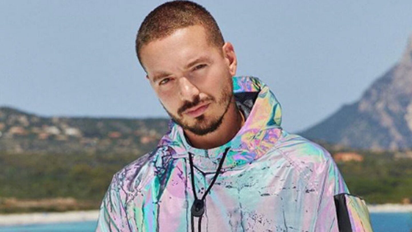 J Balvin hace llorar a su madre cuando llegó de sorpresa a su casa