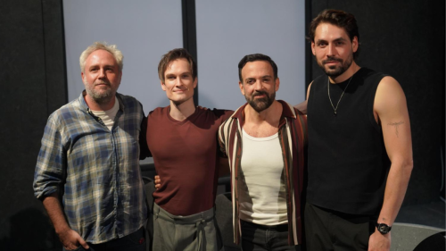 El director Sebastián Sánchez, el autor de la obra de teatro, Destello, Michael Batten con Pablo Perroni y Alejandro Olivas