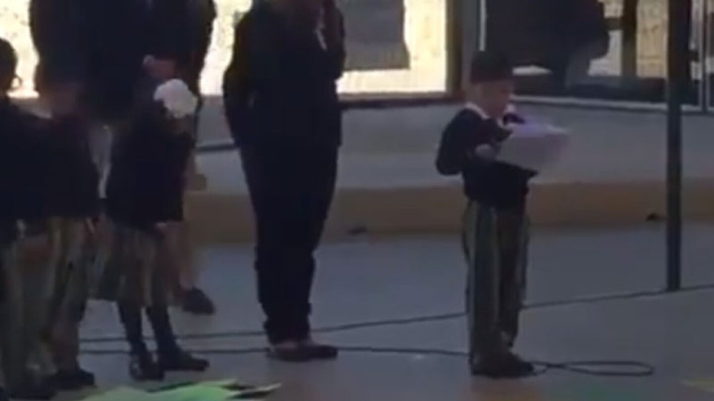 Niño pide a papás votar por AMLO
