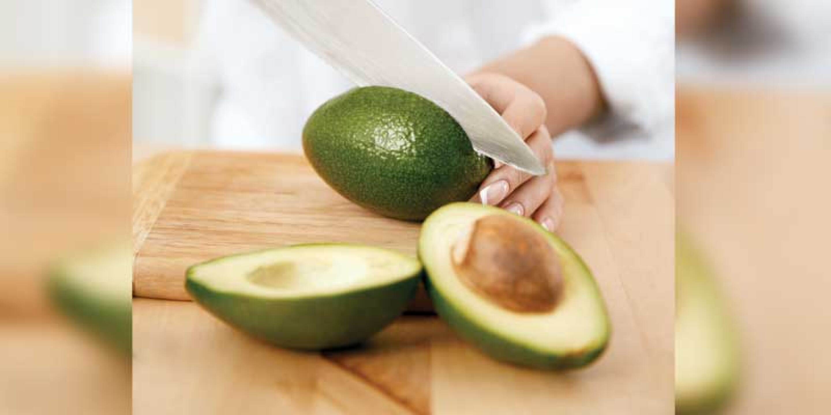 Para mantener tu coresterol bajo, consume un porción de aguacate al día.