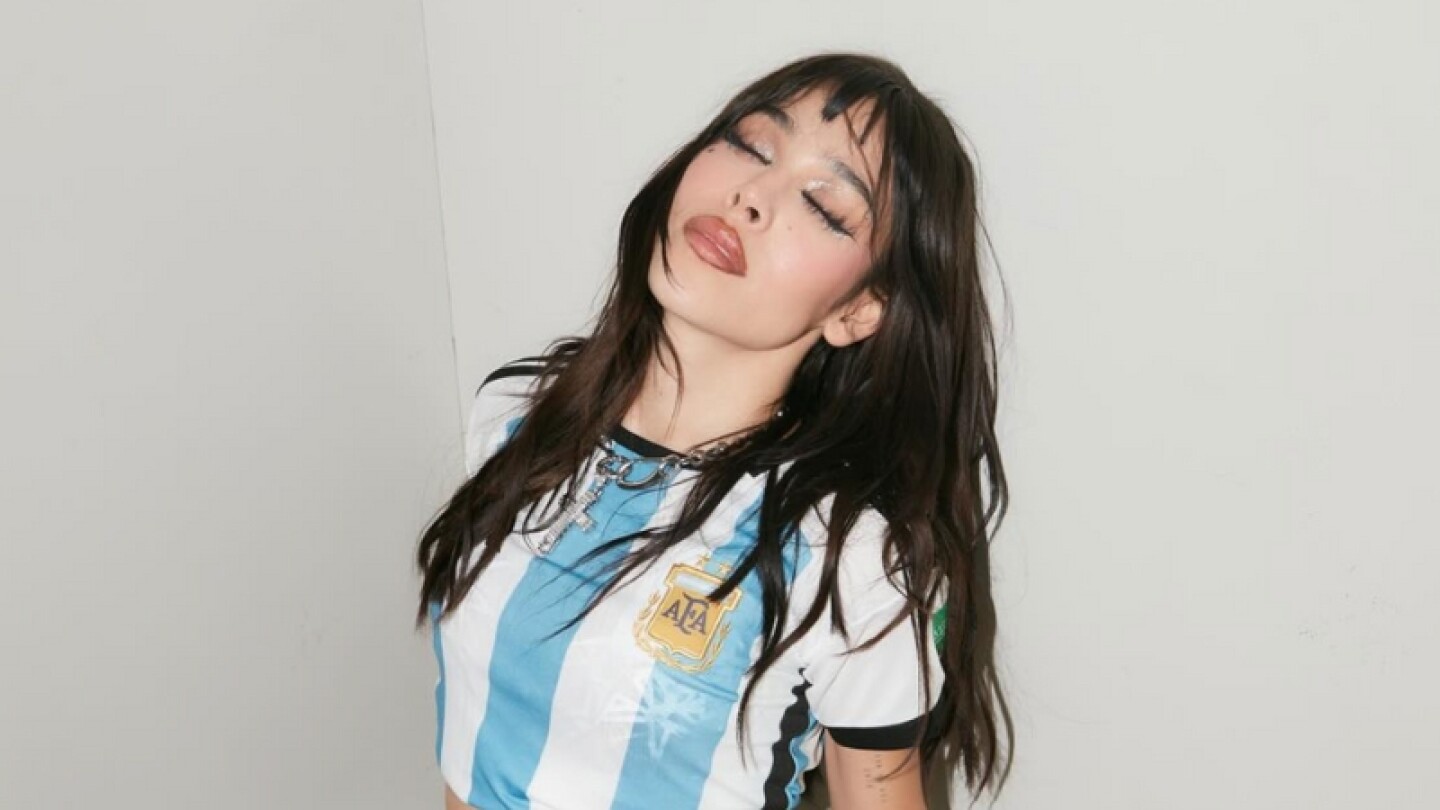 Danna con playera de Argentina.jpg