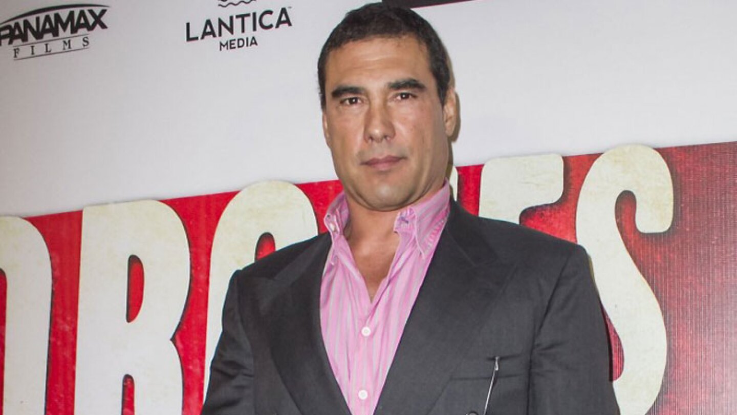 eduardo yañez tiene su propia piñata tras agredir a reportero