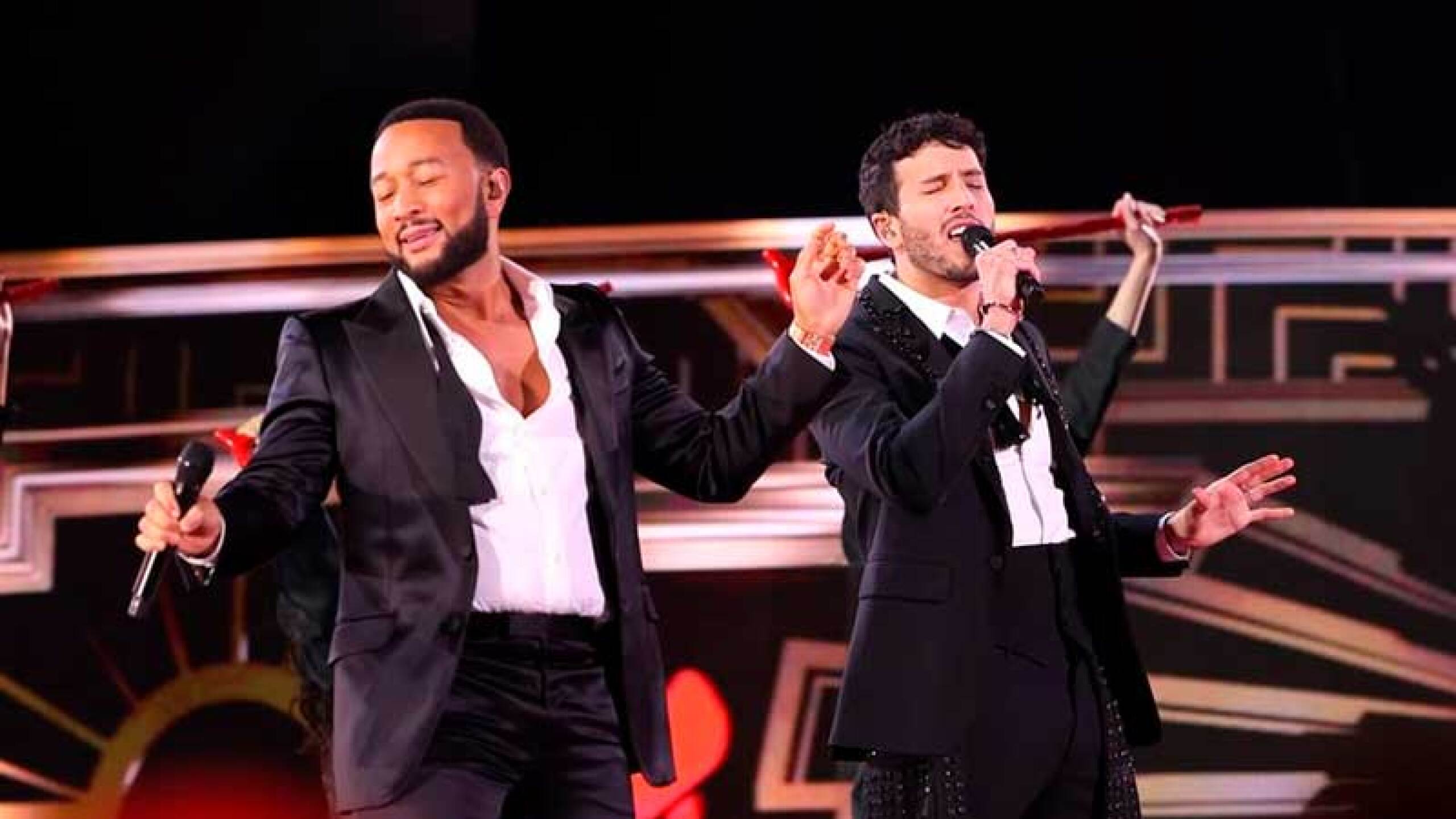 Sebastián Yatra sorprendió al interpretar su canción 'Tacones rojos' con el ganador de Oscar John Legend