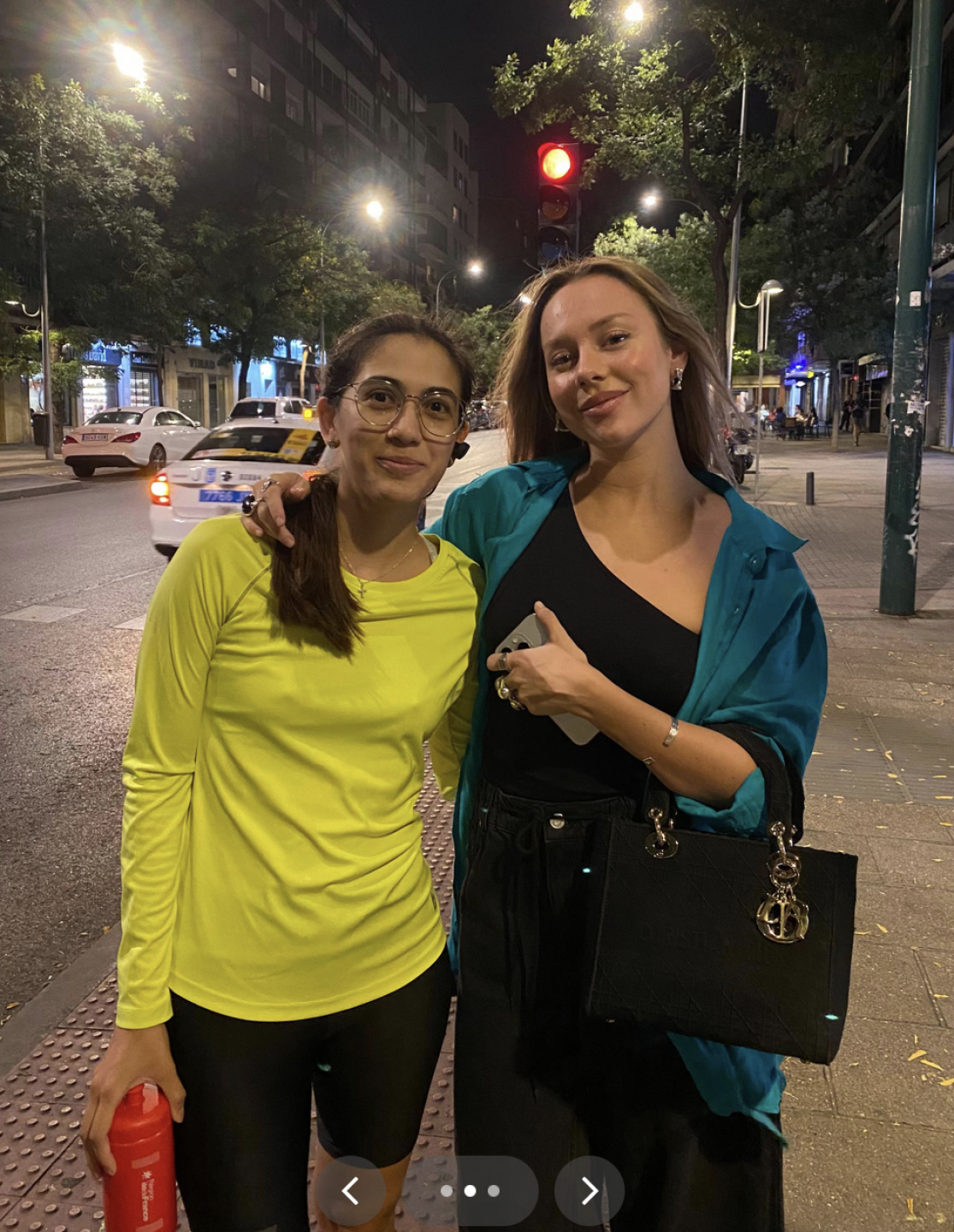 Fan se encuentra a Alejandro Speitzer y a Esther Exposito.