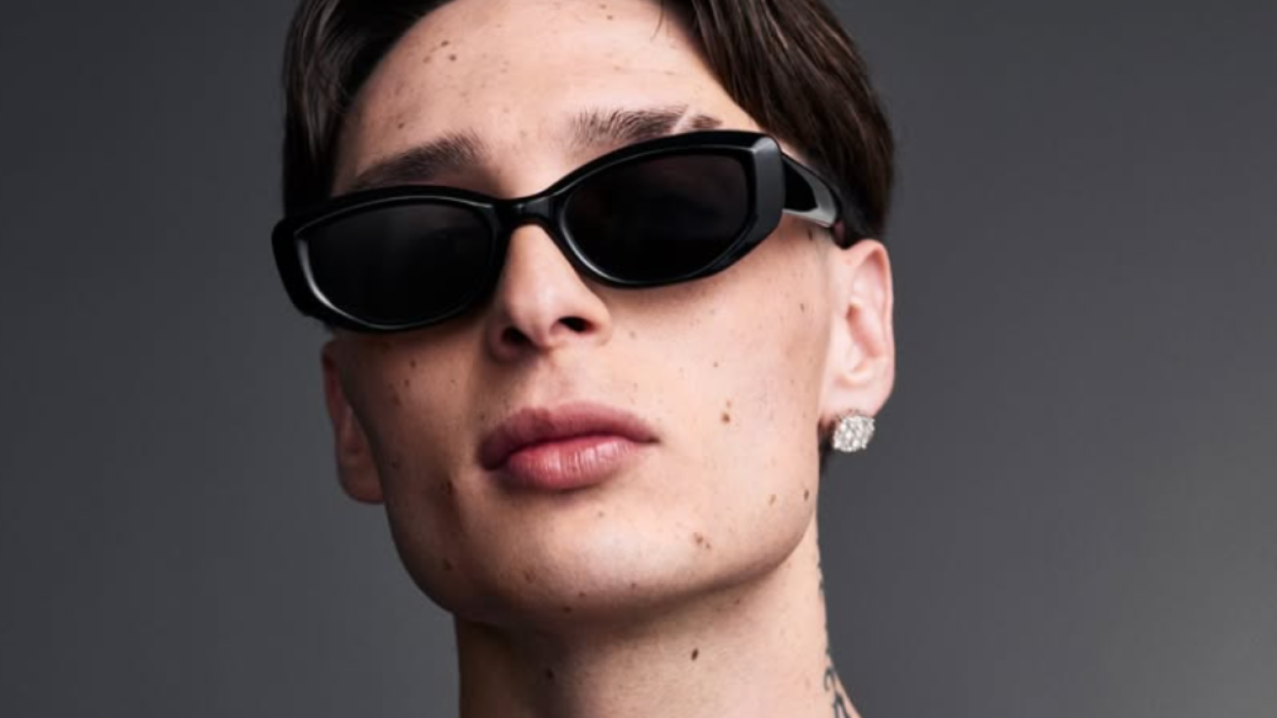 Peso Pluma cambia de look en los GRAMMYs 2025