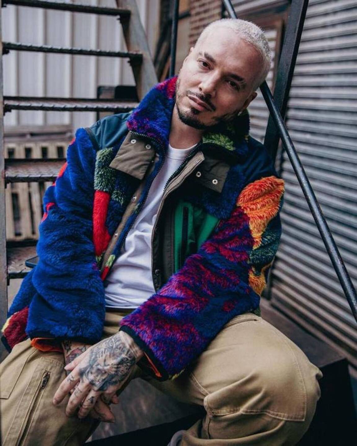 J Balvin se pone la gorra de Residente en pleno concierto y causa controversia entre los fans