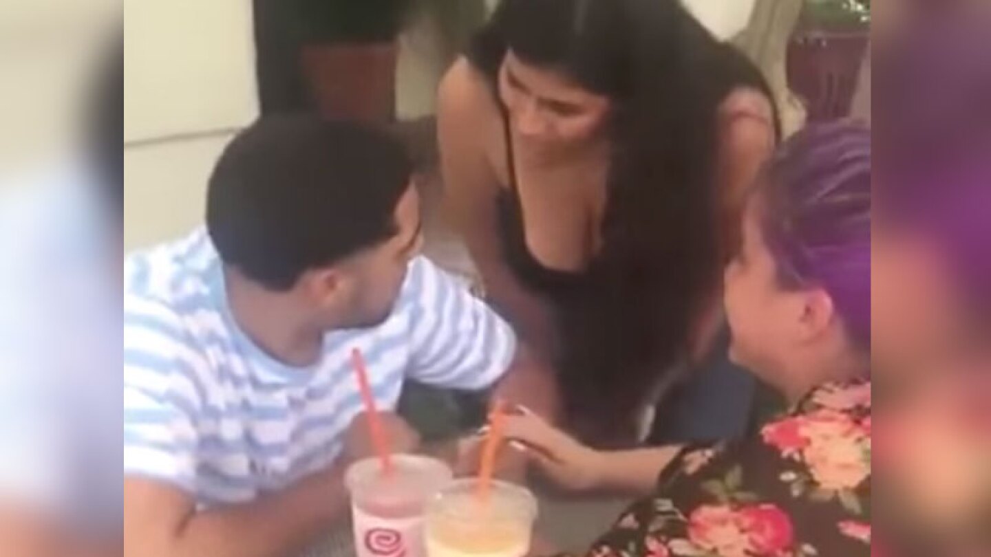 Mujer encuentra a su esposo siéndole infiel