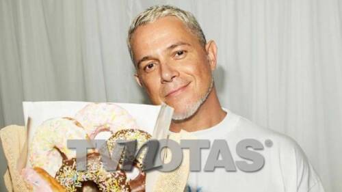 Alejandro Sanz con logo TVNotas