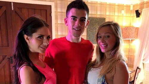 Joven deja la escuela para dedicarse al porno