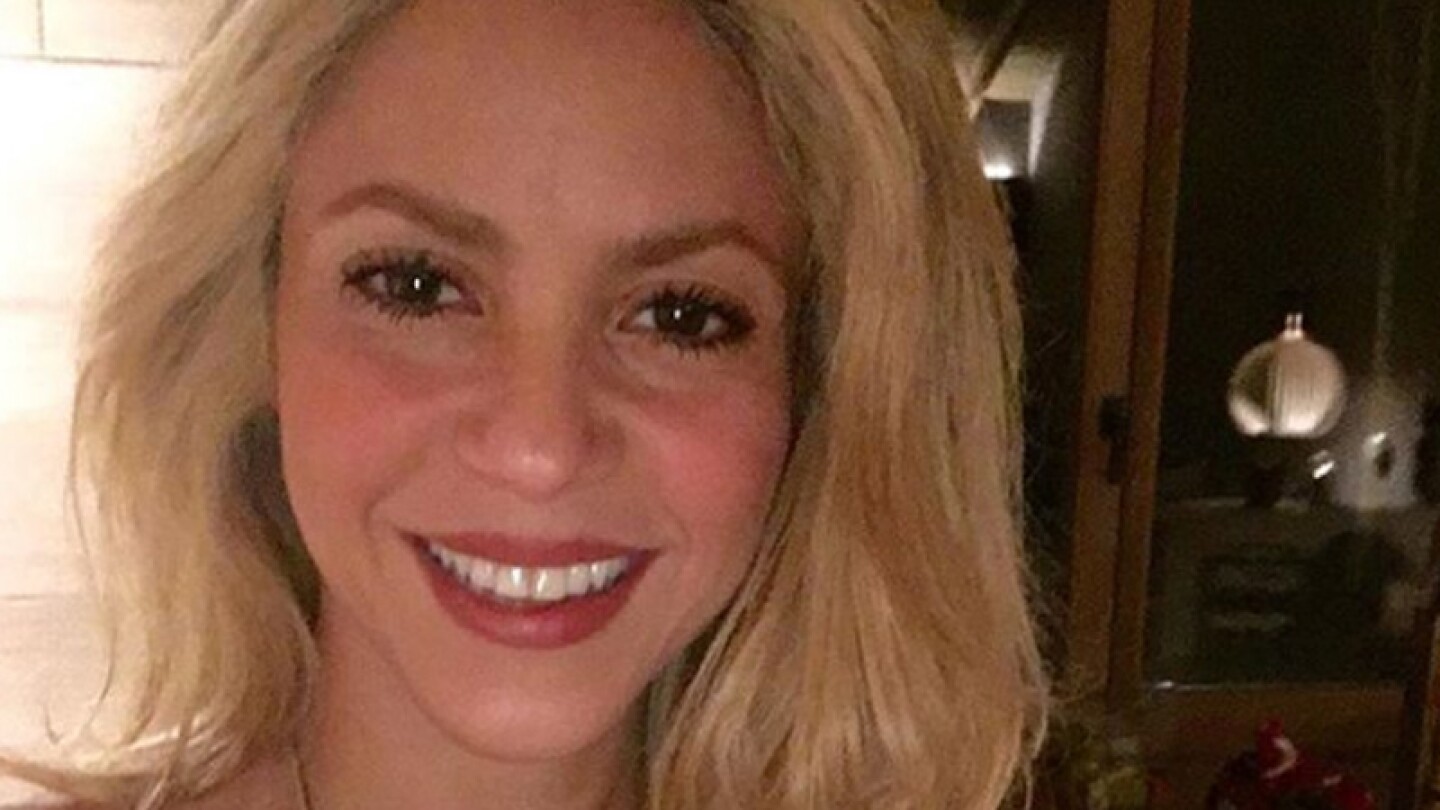 Shakira se quita capas de maquillaje y opta por un rostro más natural