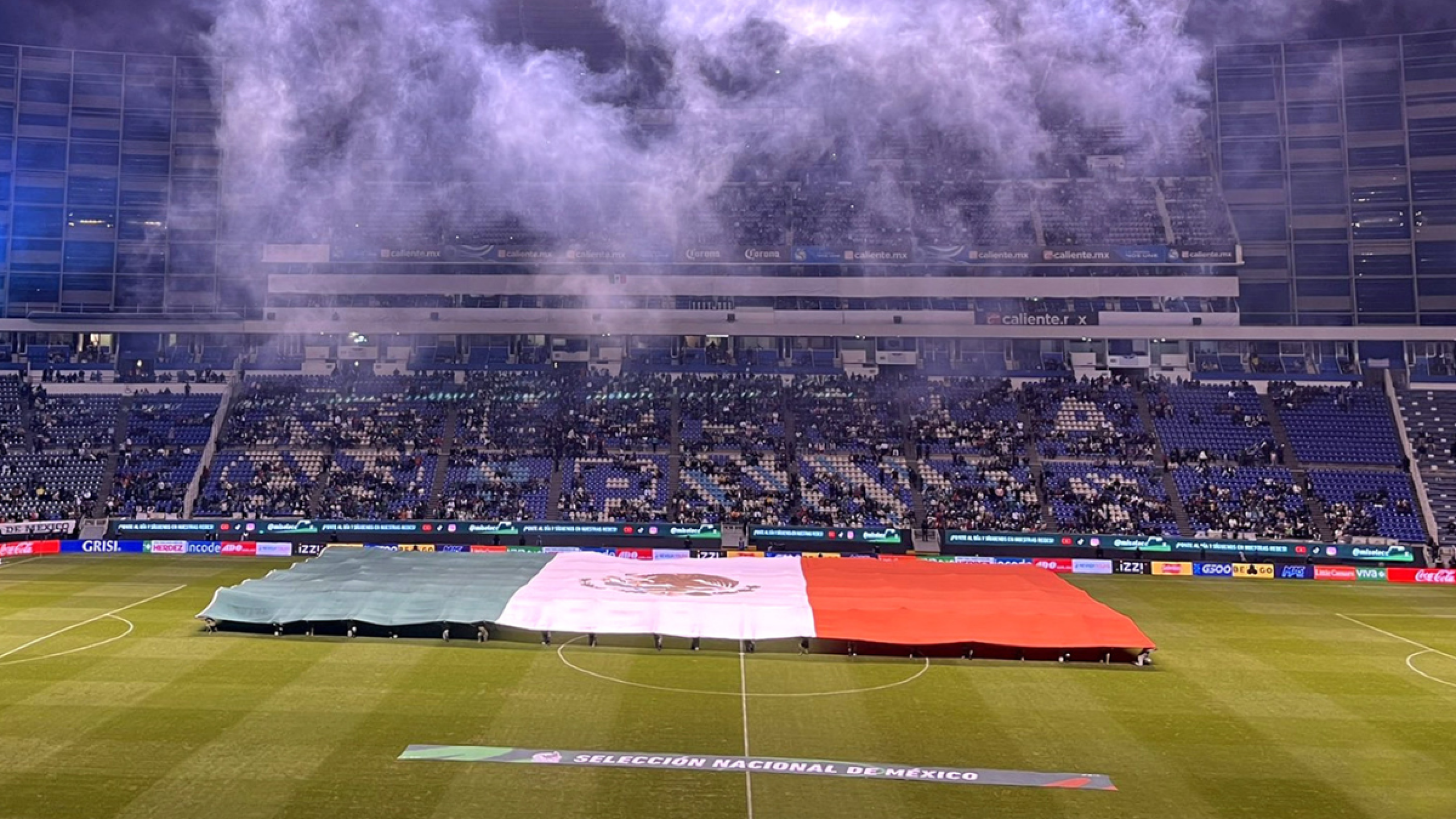 Bandera de México en estadio