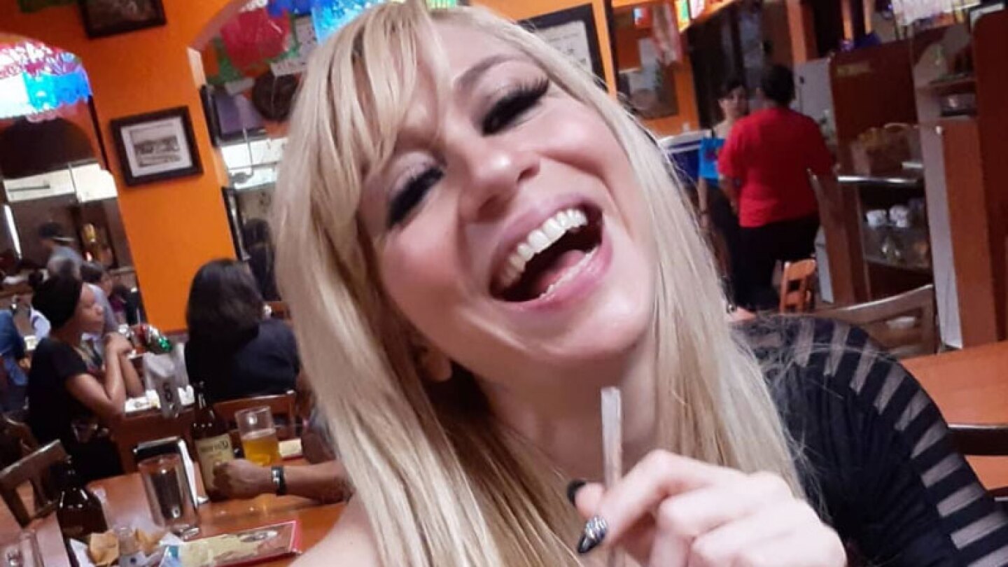 En encarnado cachetero rosita, Noelia se pasea en la calle