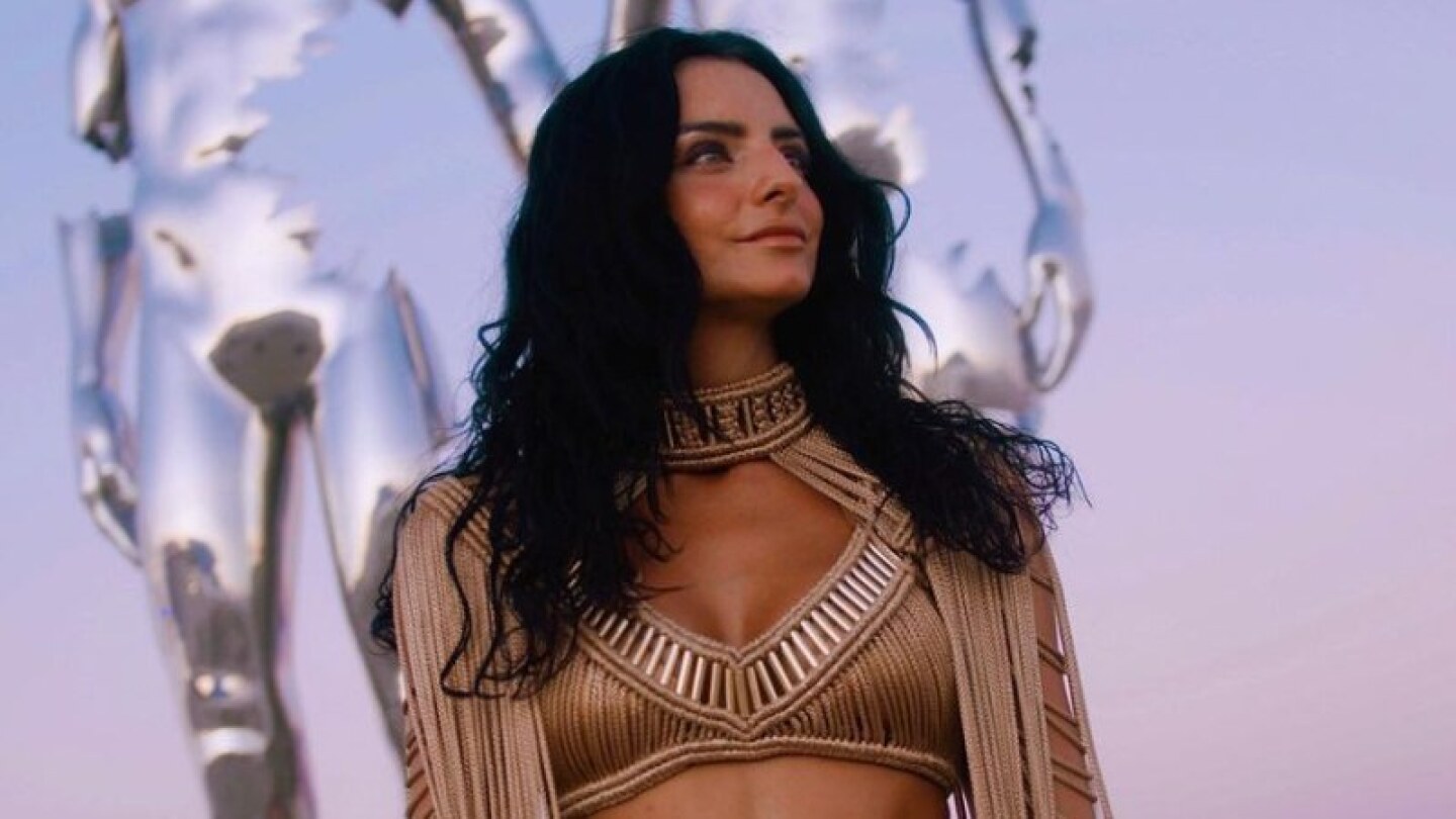 Aislinn Derbez