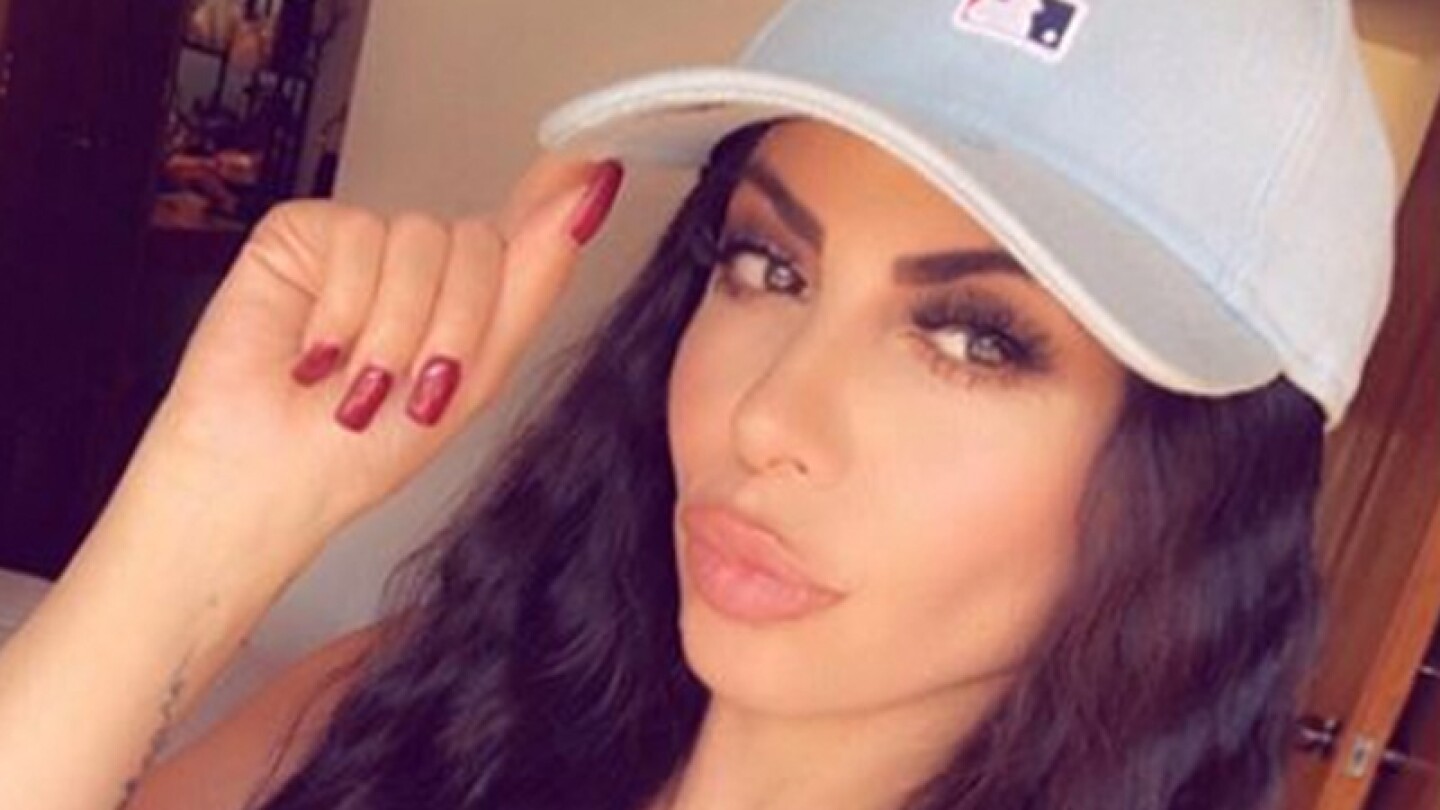 En leggings de cuero y sin blusa, Jimena Sánchez enseña delantera