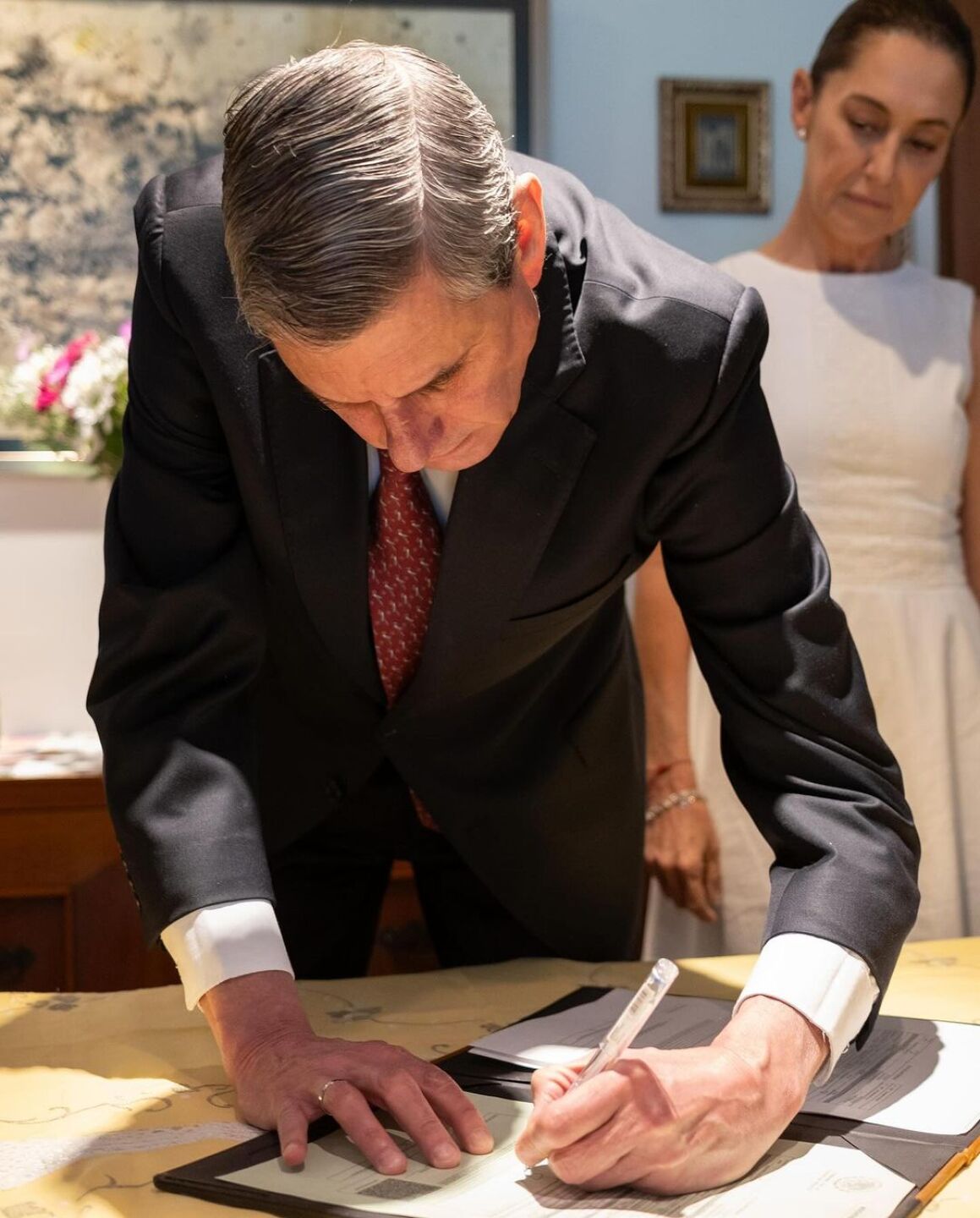 Esposo de Claudia Sheinbaum firma acta de matrimonio
