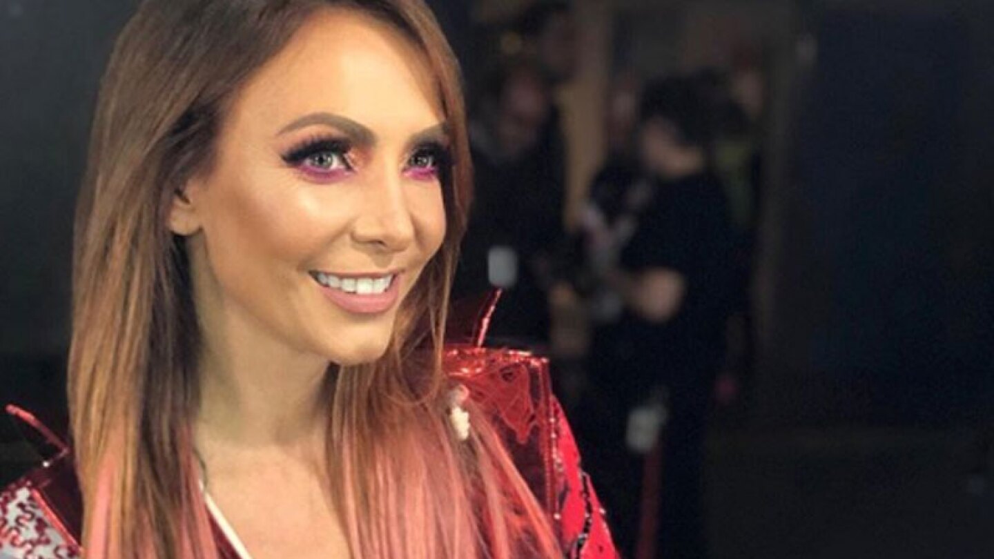 A Erika Zaba ya se le nota su embarazo y así lo presumió en concierto