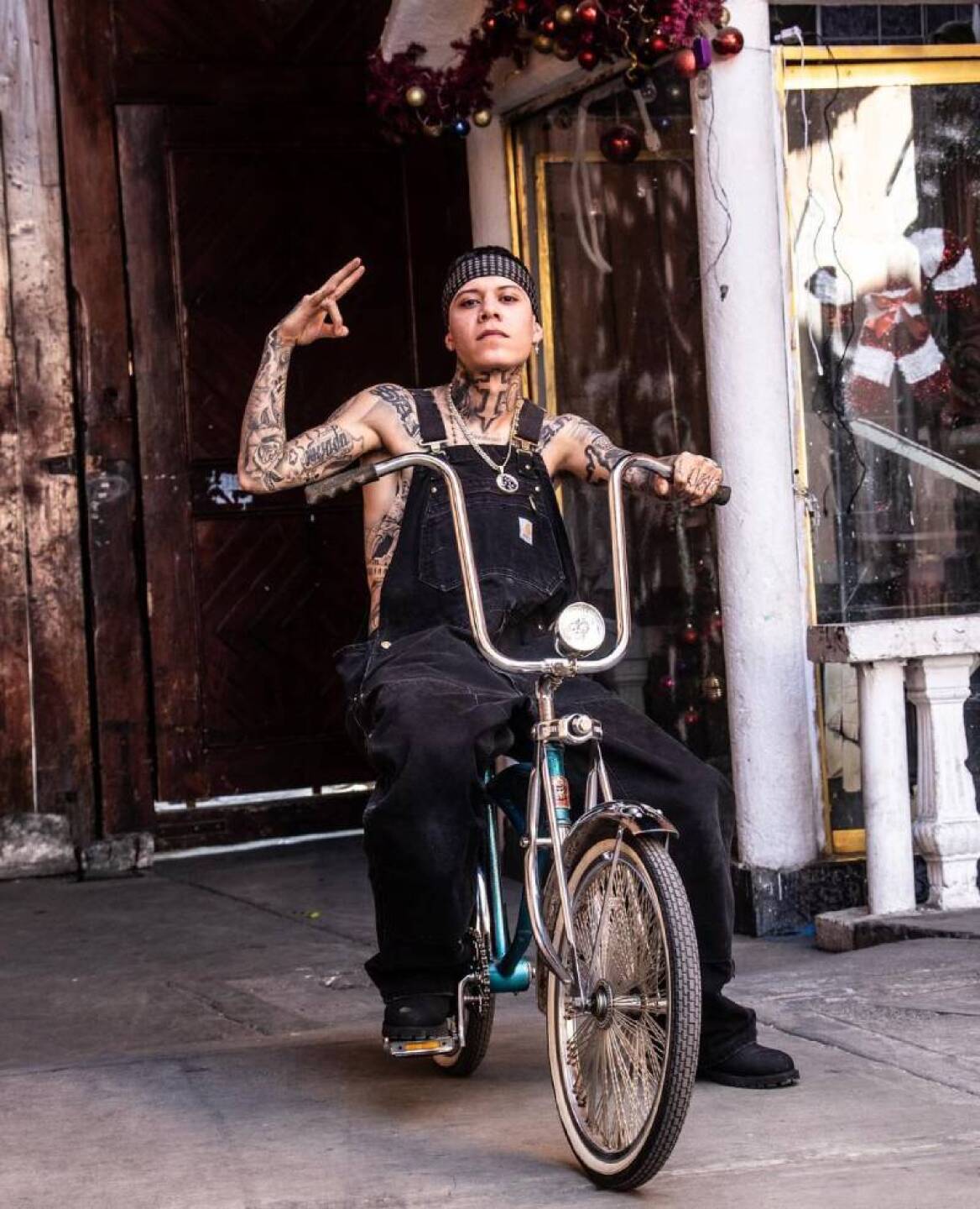 Santa Fe Klan posando en su bicicleta en redes sociales