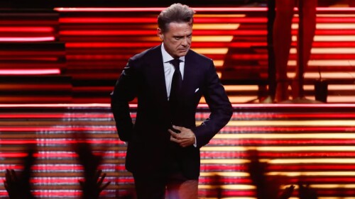 Luis Miguel es captado, molesto durante concierto; esto fue lo que pasó