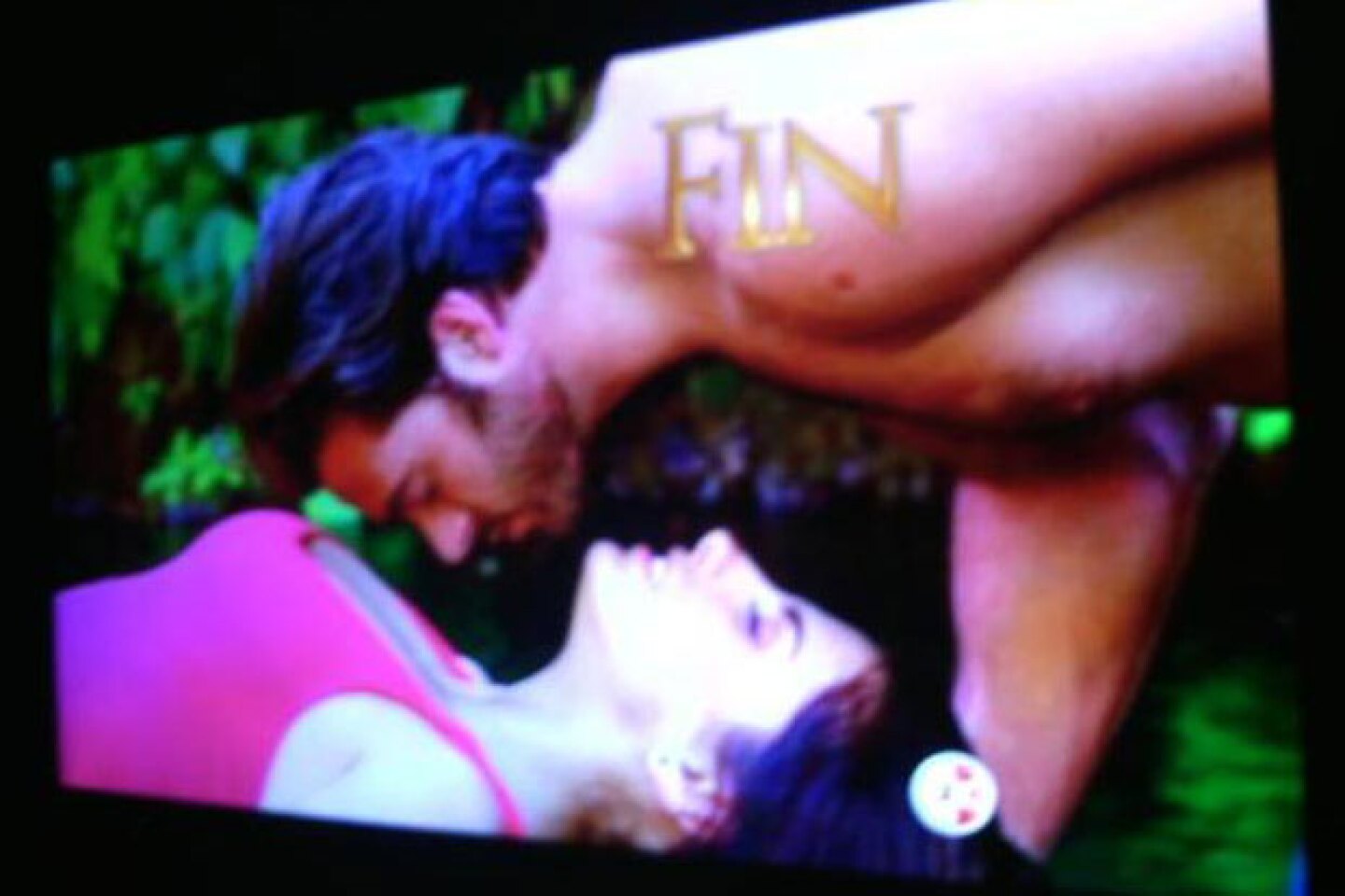 Aldonza le dice a Cristóbal que está esperando un bebé; él se alegra, será su primer hijo.