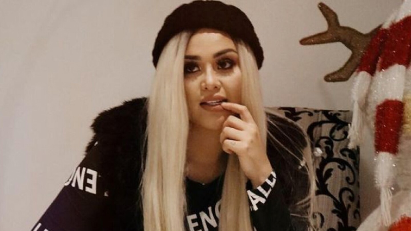 Gomita hace un tour navideño en su casa