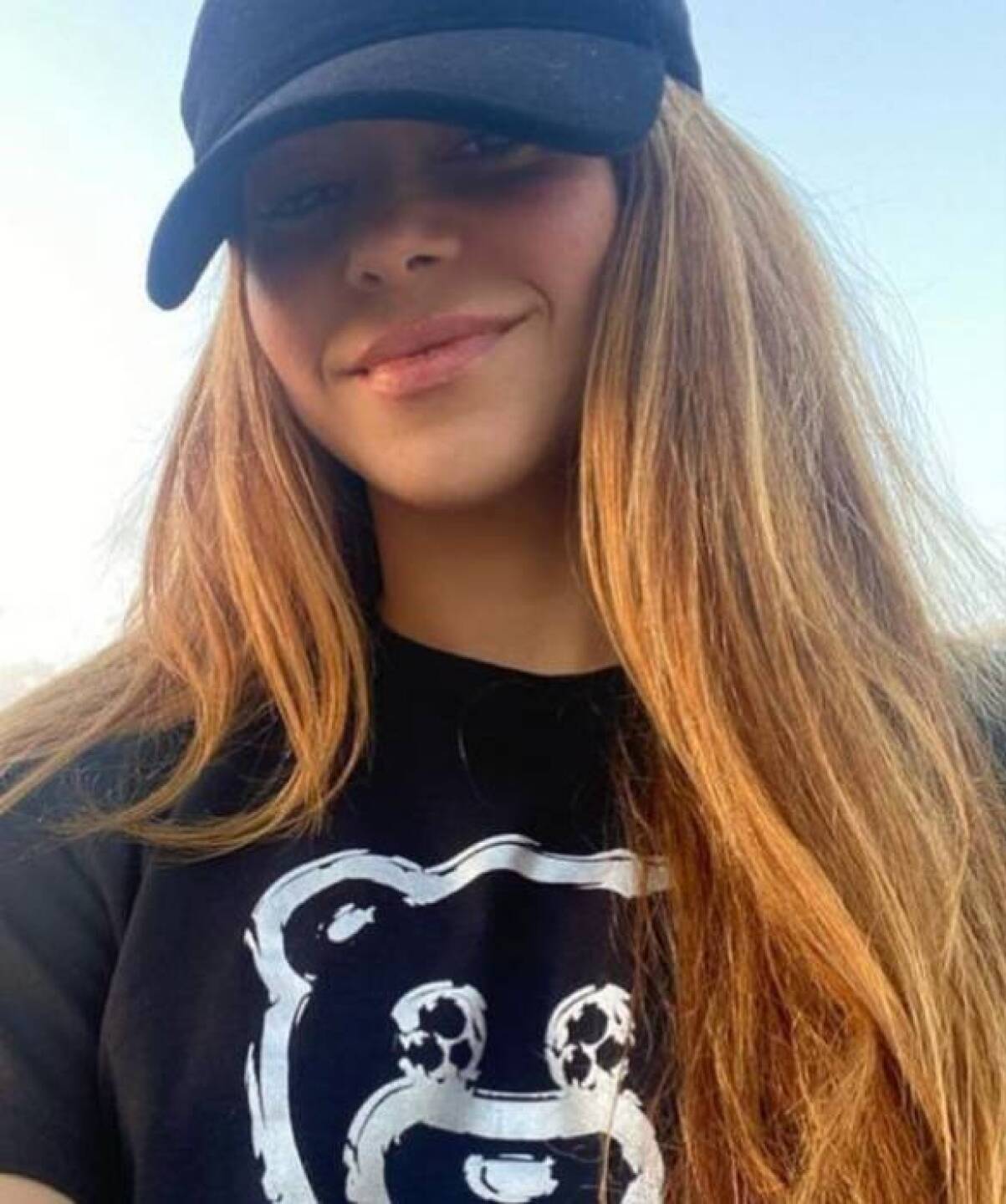 Shakira Isabel Mebarak Ripoll (Barranquilla, 2 de febrero de 1977), conocida simplemente como Shakira, es una cantautora, bailarina, actriz y empresaria colombiana.