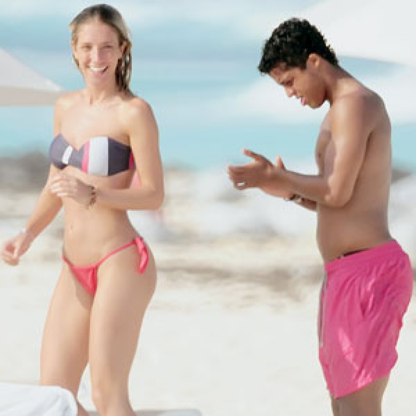 Giovani dos Santos con Renata, conductora de Telehit.
