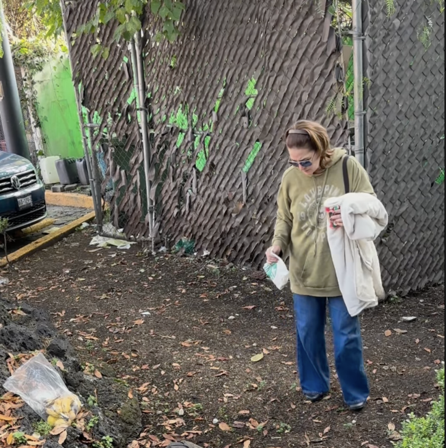 Eugenia Cauduro ayuda a persona de la calle