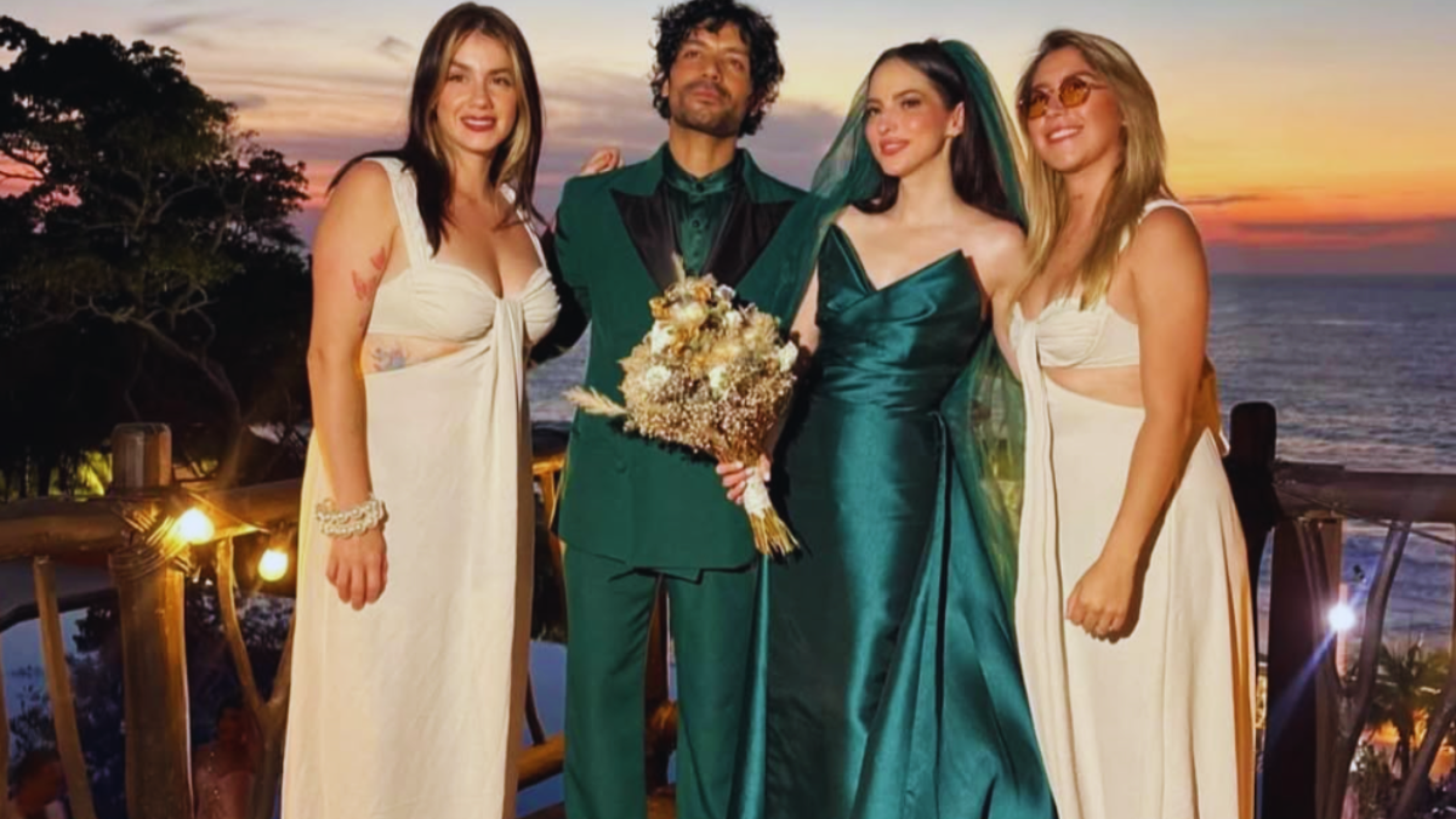 Paty Cantú y Christian Vázquez en su boda, junto a la Beba Montes
