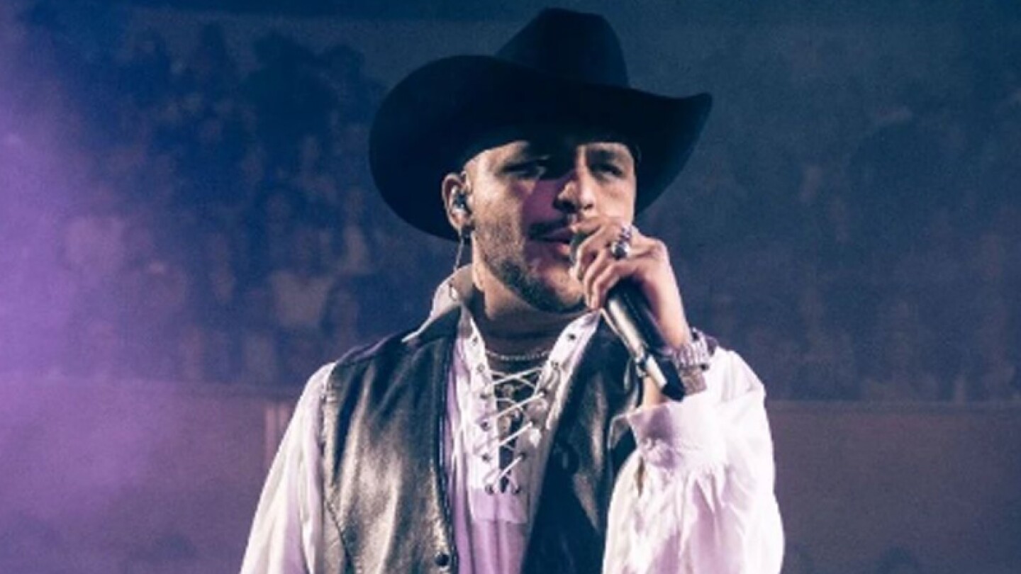 Christian Nodal conmueve a sus fans en pleno concierto 