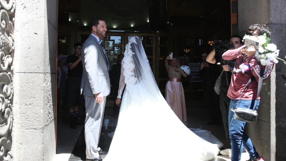 Reportero se gana el ramo de novia de Aleida Núñez