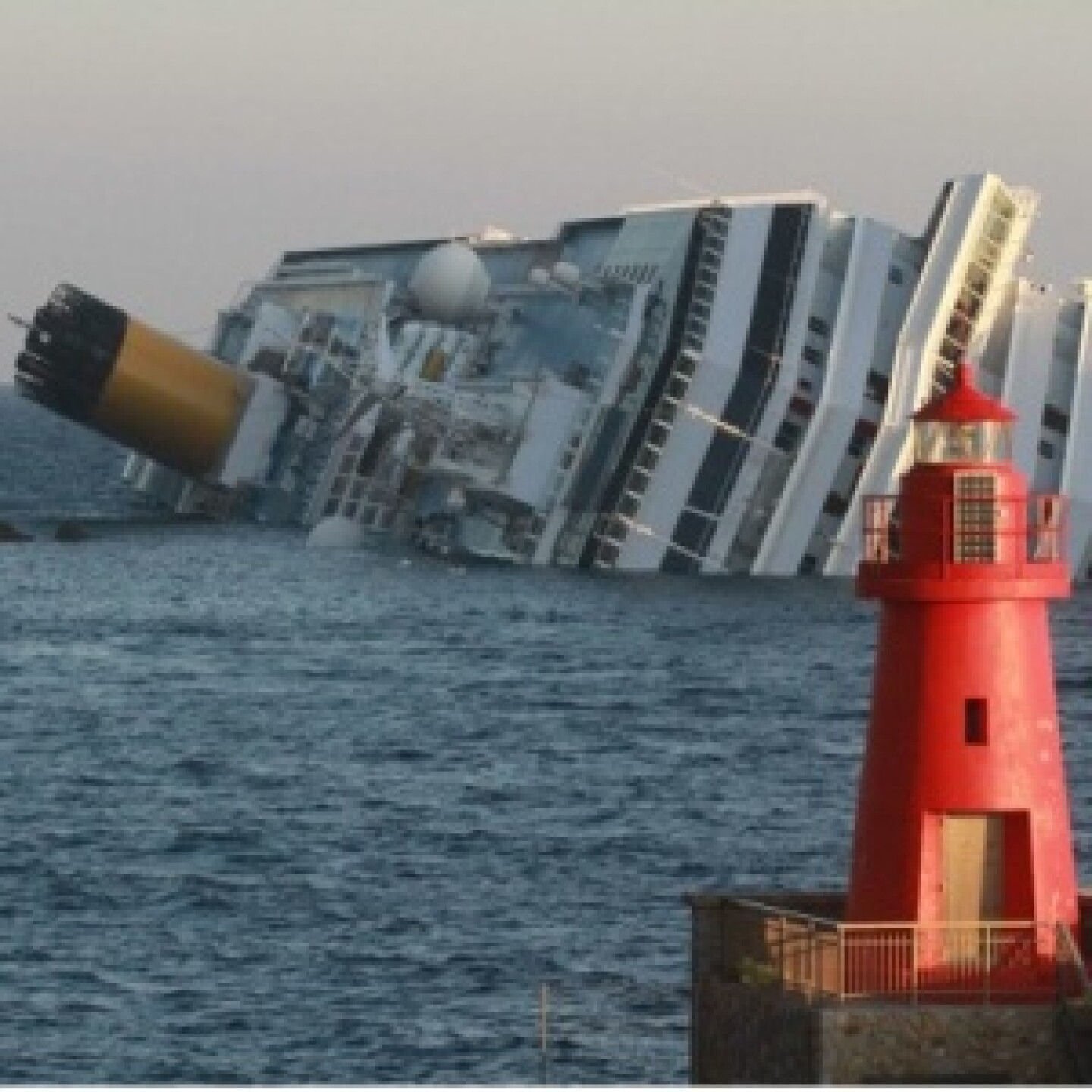 El Costa Concordia se hundió en aguas italianas. Foto: Twitter