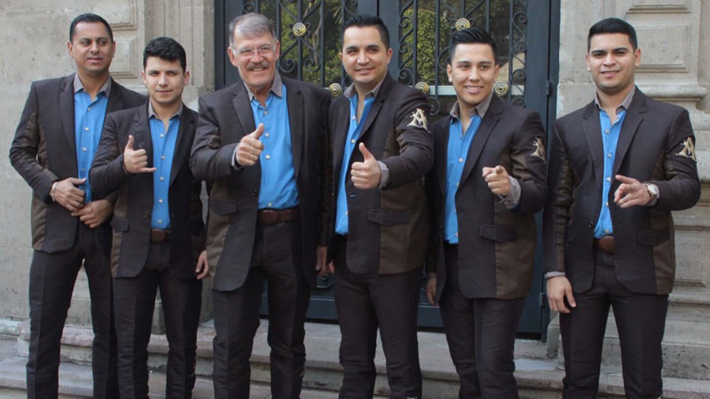 Vocalista de La Arrolladora muestra su miembro