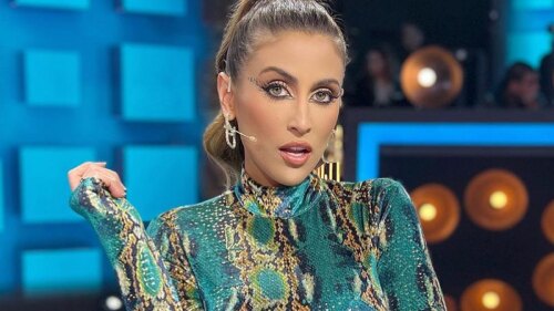 Sofía Rivera Torres en foro de La casa de los famosos México con cara seductora