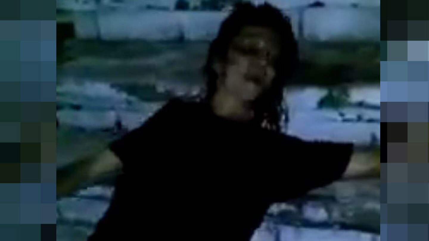 Mujer drogada asemeja a un exorcismo en plena calle