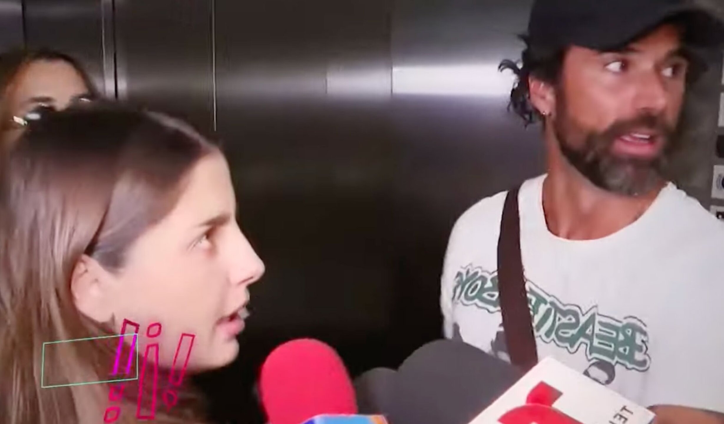 Michelle Renaud y Matías Novoa corriendo en el aeropuerto