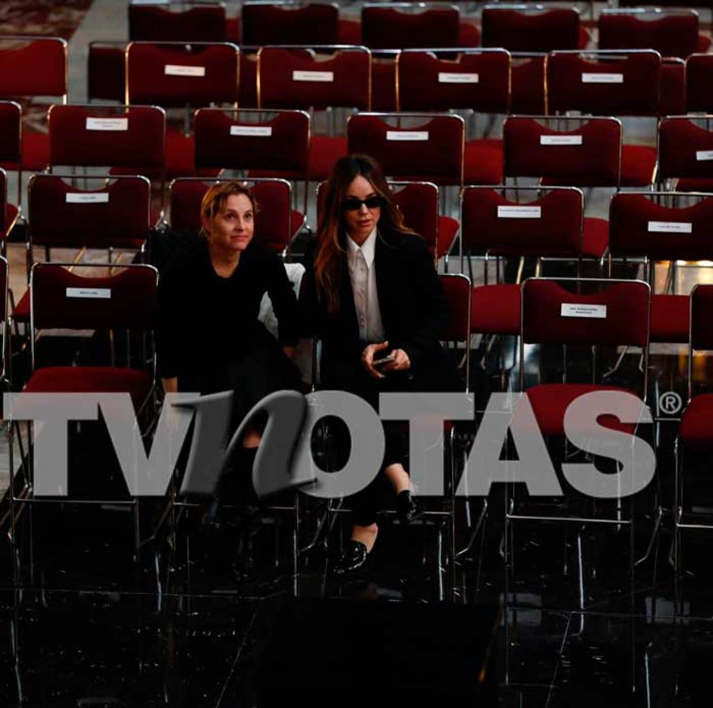 Diego Luna le da el último adiós a su padre, con Marina de Tavira y Camila Sodi en Bella Artes