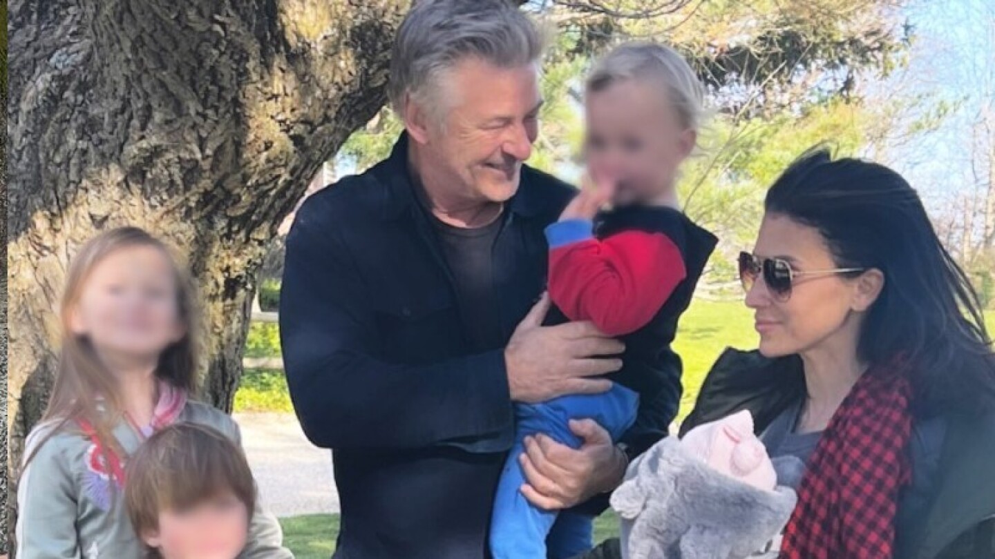 Alec Baldwin y su esposa anuncian la llegada de su hija