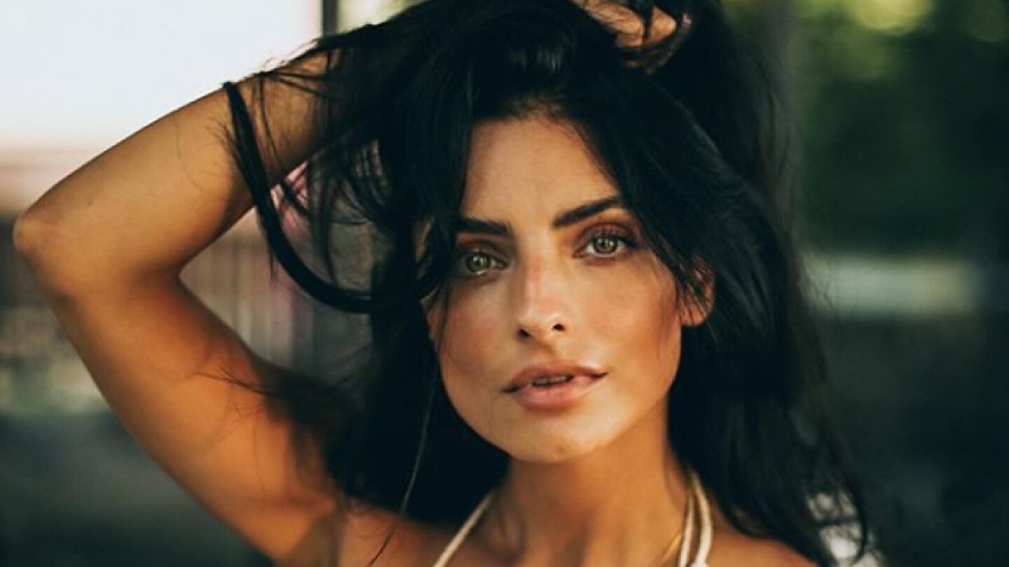 Aislinn Derbez independiente