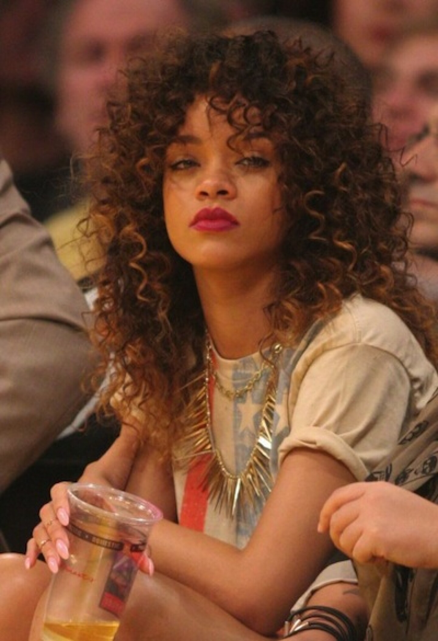 Rihanna disfruta de un partido de basquetbol.