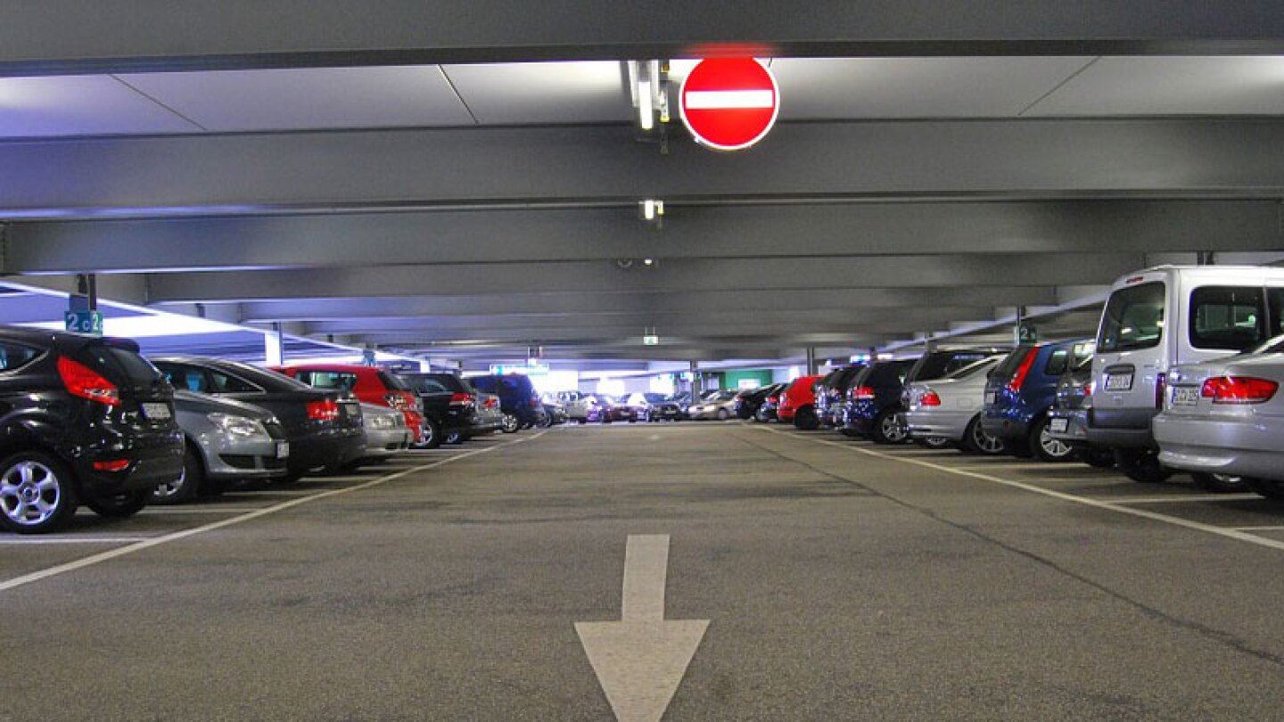 Carro queda colgando en un estacionamiento con mujer a bordo