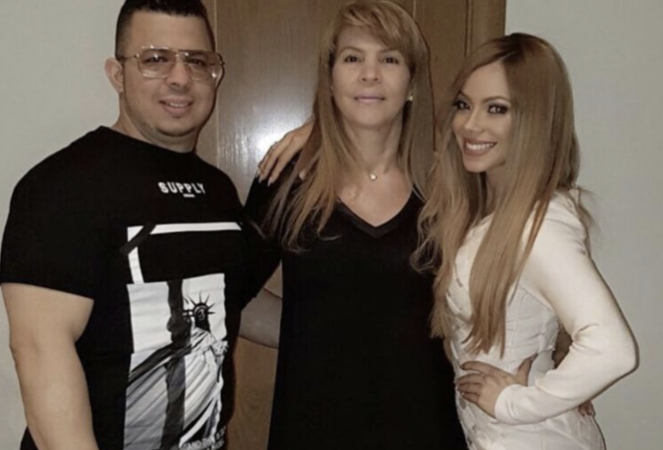 La materialista junto a su madre y hermano Jhose Emmanuel