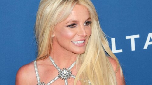 Britney Spears impacta con diminuta cintura