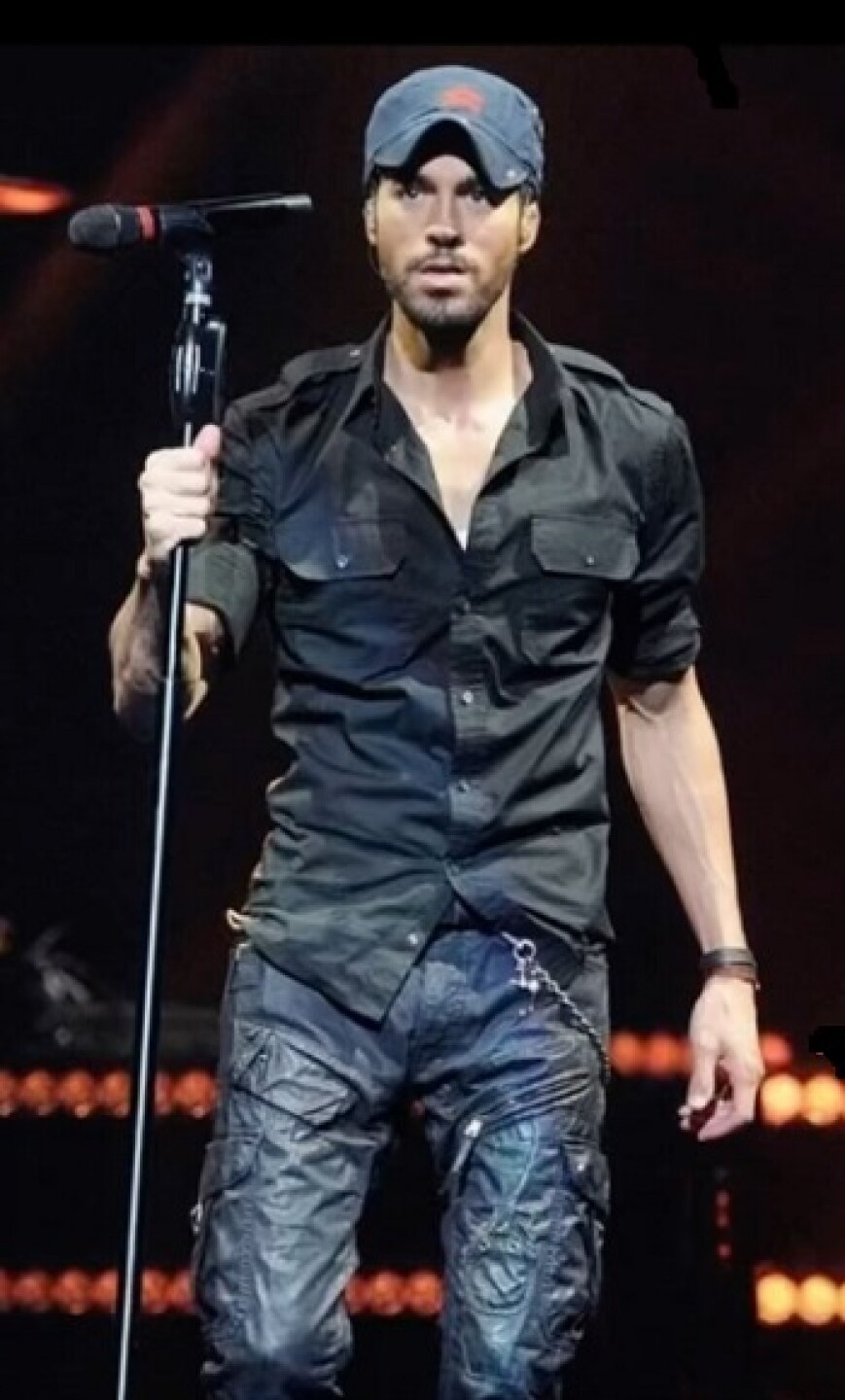 Fan besa en la boca a Enrique Iglesias en Las Vegas