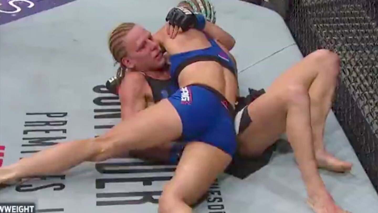 Luchadora de UFC defeca en pleno ring