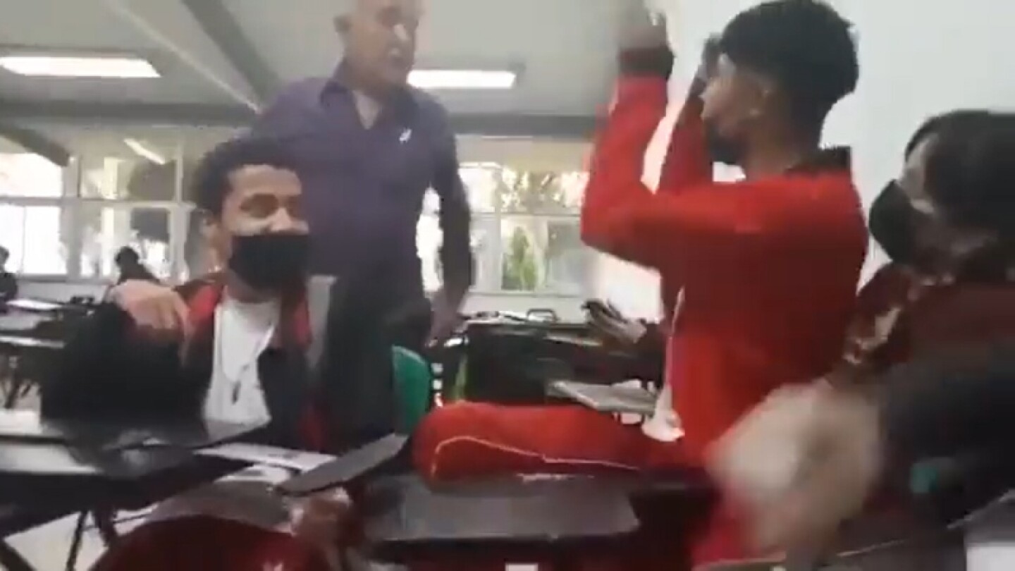 Maestro de preparatoria pierde el control y amenaza con golpear a alumno